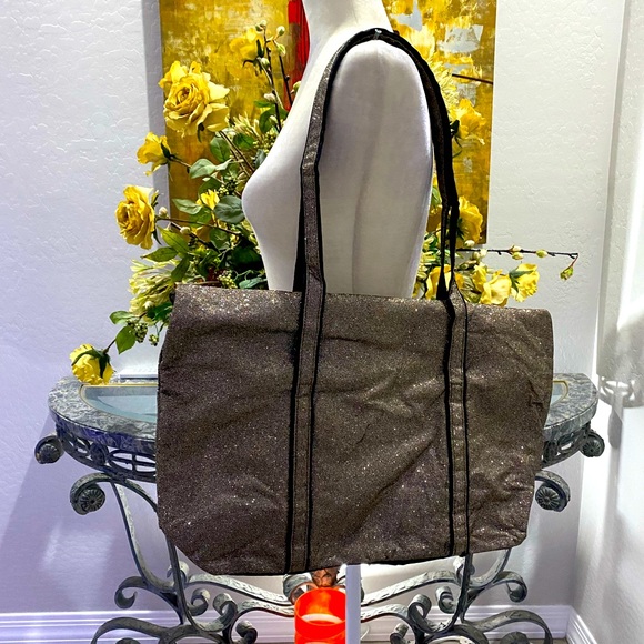 Victoria’s Secret glitter fold over glitter leisure bag. NWT - Picture 3 of 12